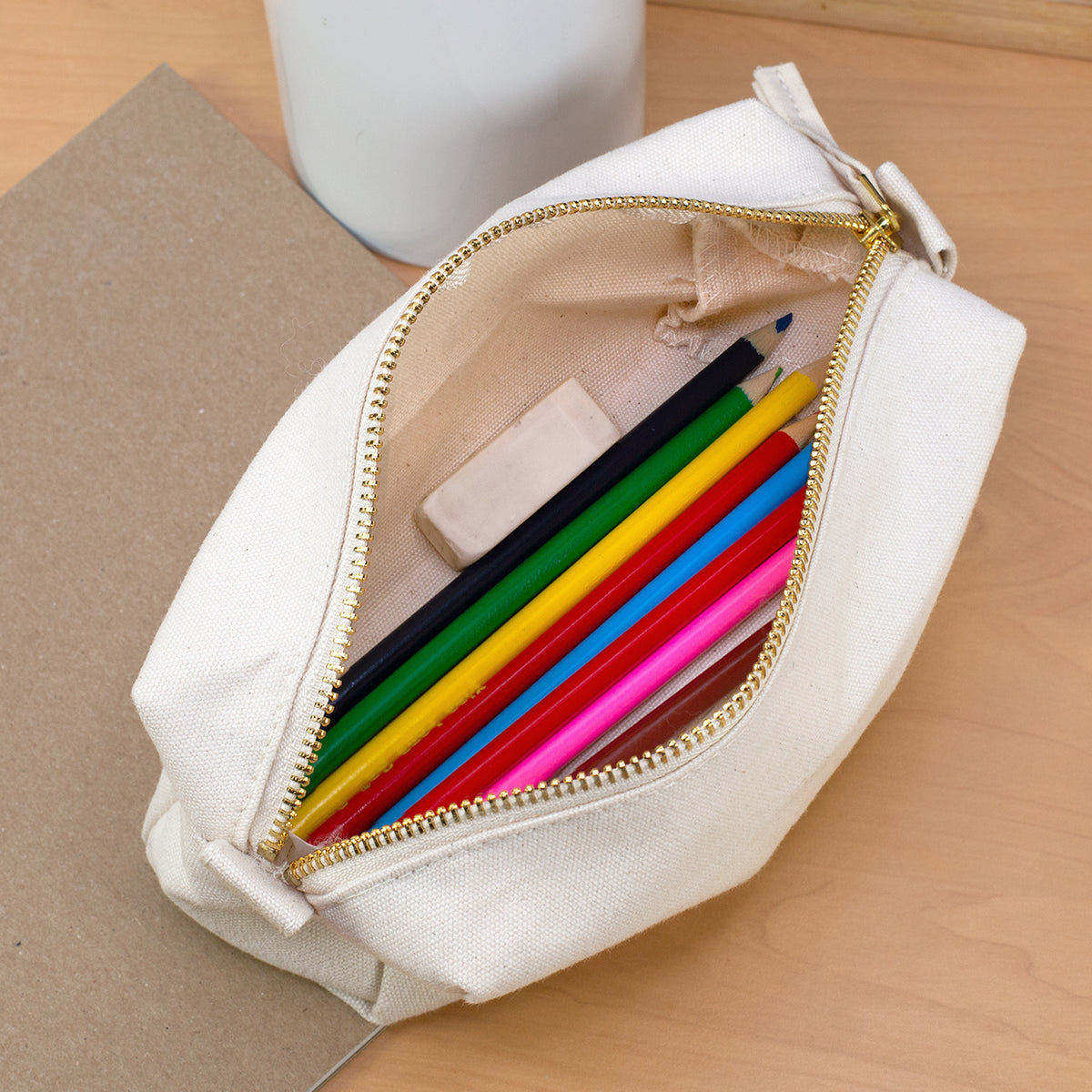 Kleines Schlampermäppchen geöffnet mit Buntstiften und Radiergummi aus Canvas