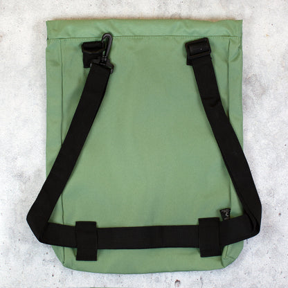 Rückseite des jadegrünen Rucksacks mit schwarzen Tragegurten und verstellbarer Rucksackfunktion
