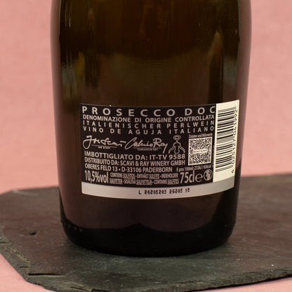 Detailaufnahme der Rückseite einer Scavi & Ray Prosecco-Flasche mit Produktetikett, Barcode und Angaben zu Prosecco DOC