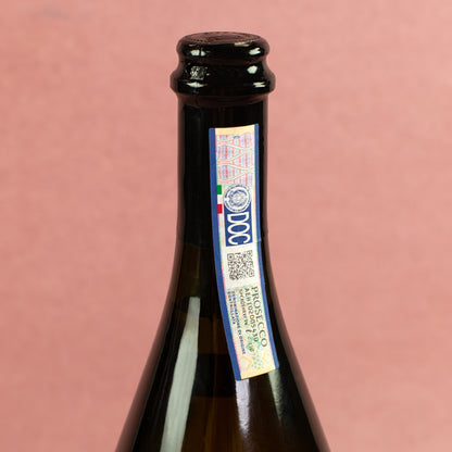Detailaufnahme am Flaschenhals der Scavi & Ray Prosecco-Flasche mit DOC-Siegel und schwarzem Verschluss