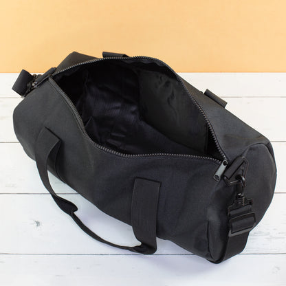 Geöffnete schwarze Reisetasche mit großem Hauptfach und Reißverschluss