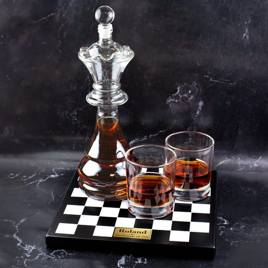 Personalisiertes Whisky Dekanter Set mit König Karaffe, zwei Gläsern und Schachbrett mit Namensplakette Roland