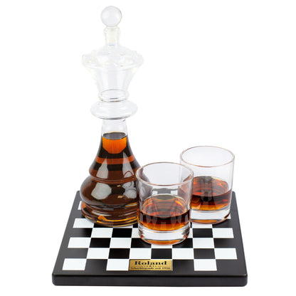 4-teiliges Whisky Dekanter Set mit König Karaffe, zwei Gläsern und schwarz-weißem Schachbrett