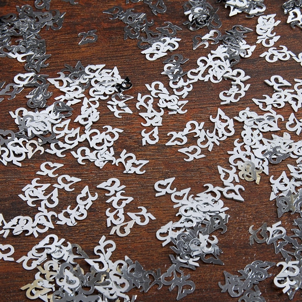 Zahlenkonfetti mit der Zahl 25 in silber