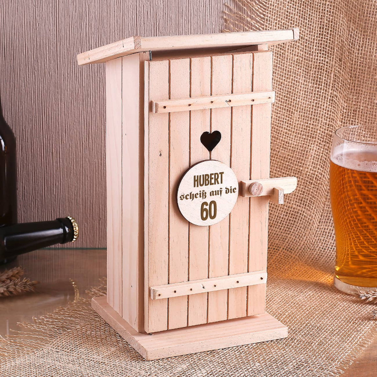 Toilettenhäuschen aus Holz mit Name und Alter graviert