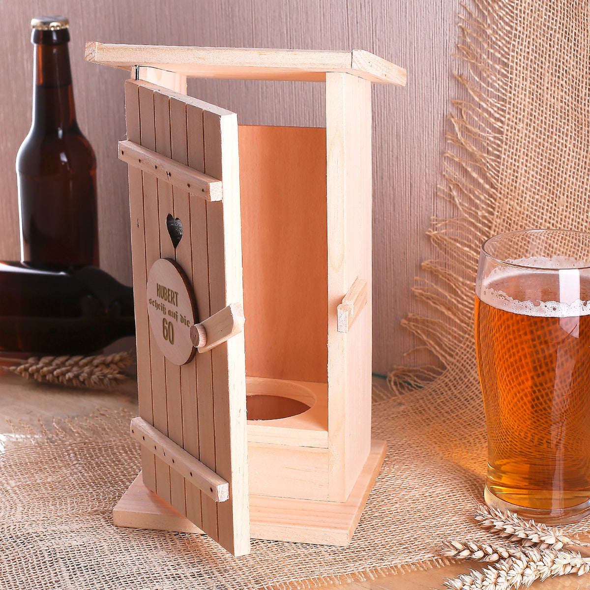 Sitzplatz mit Loch für Bierflasche, Bierdose oder Piccolo