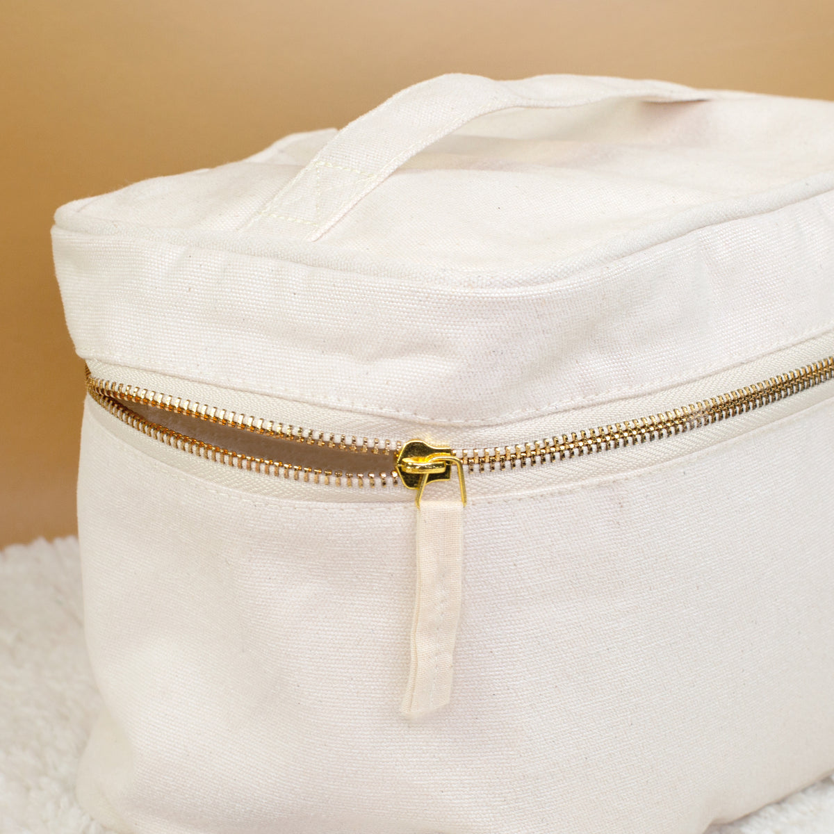Detailaufnahme vom goldenen Reißverschluss der personalisierten Kosmetiktasche