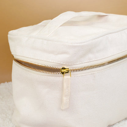 Detailaufnahme vom goldenen Reißverschluss der personalisierten Kosmetiktasche