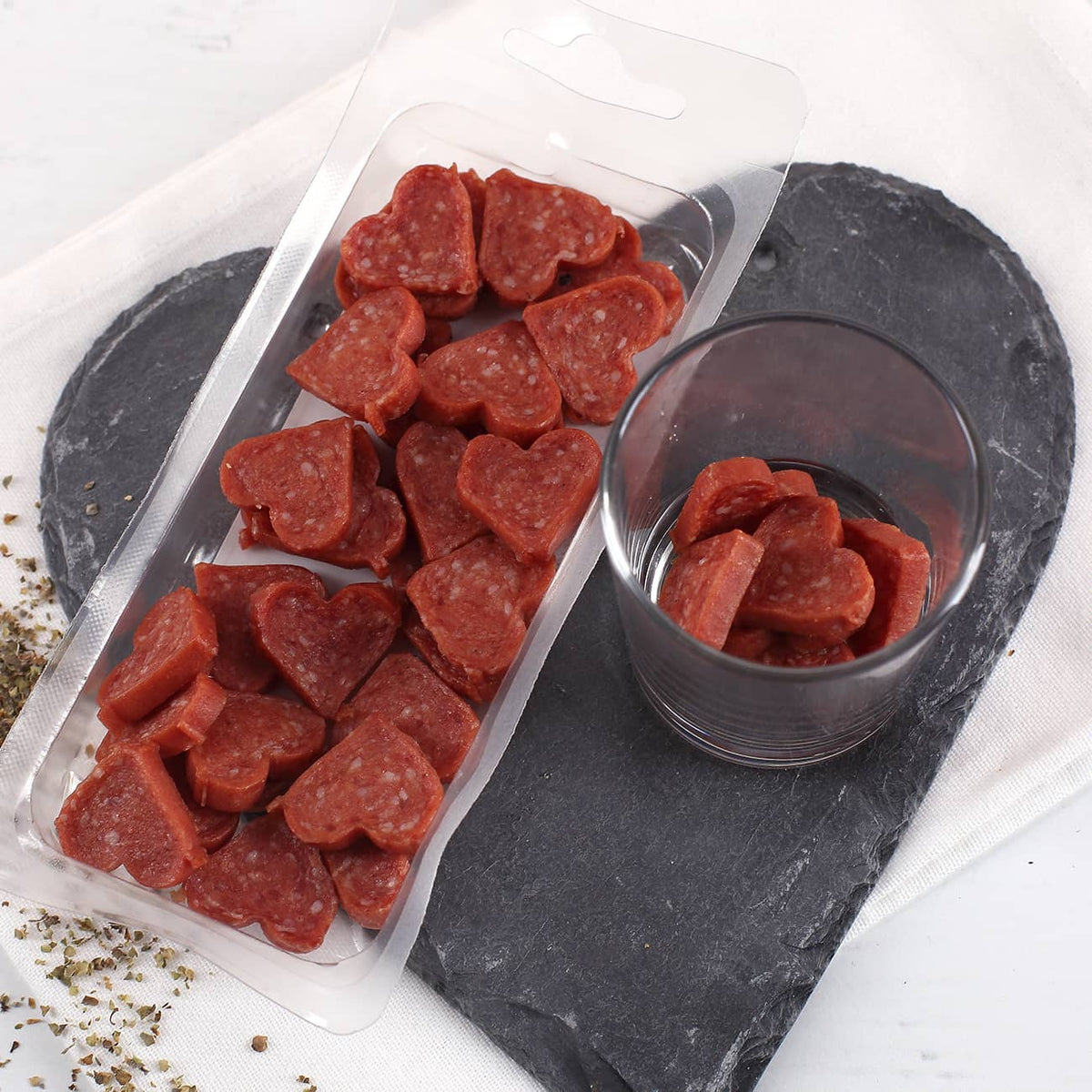 Kleine Salamiherzen als Männergeschenk zum Snacken