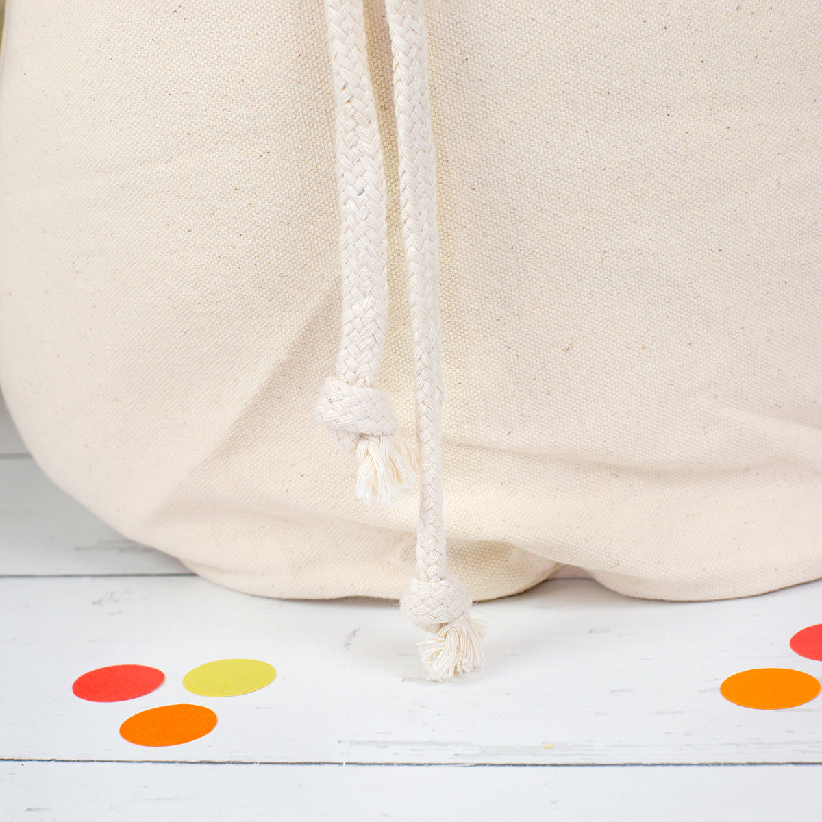 Detailbild des Kordelzugs am naturfarbenen Geschenkesack für XXL Jenga Wackelturm zum Geburtstag