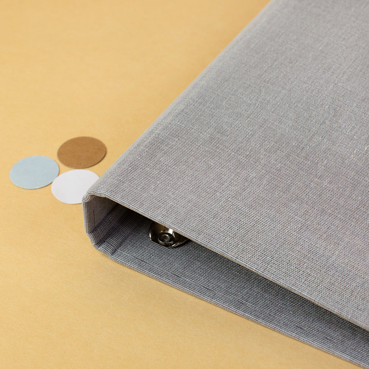 Detailansicht der grauen Zeugnismappe aus Leinen mit sichtbarer Leinenstruktur