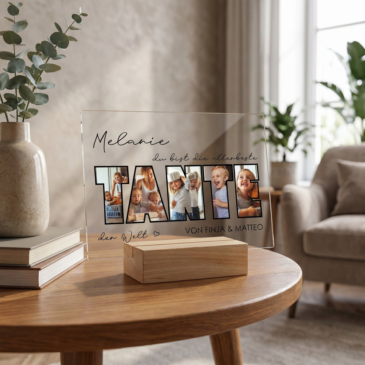 Personalisiertes Acrylschild „Beste Tante“ mit Fotos im Schriftzug und Name auf Holzsockel im gemütlichen Wohnzimmer