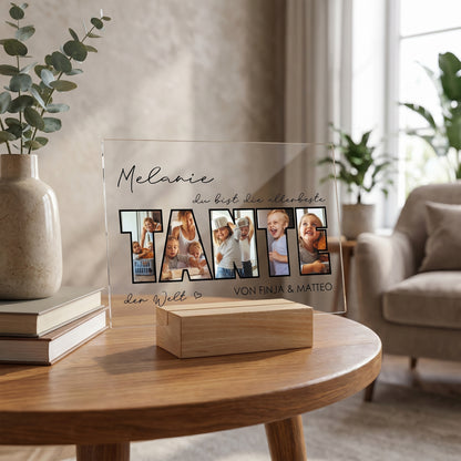 Personalisiertes Acrylschild „Beste Tante“ mit Fotos im Schriftzug und Name auf Holzsockel im gemütlichen Wohnzimmer
