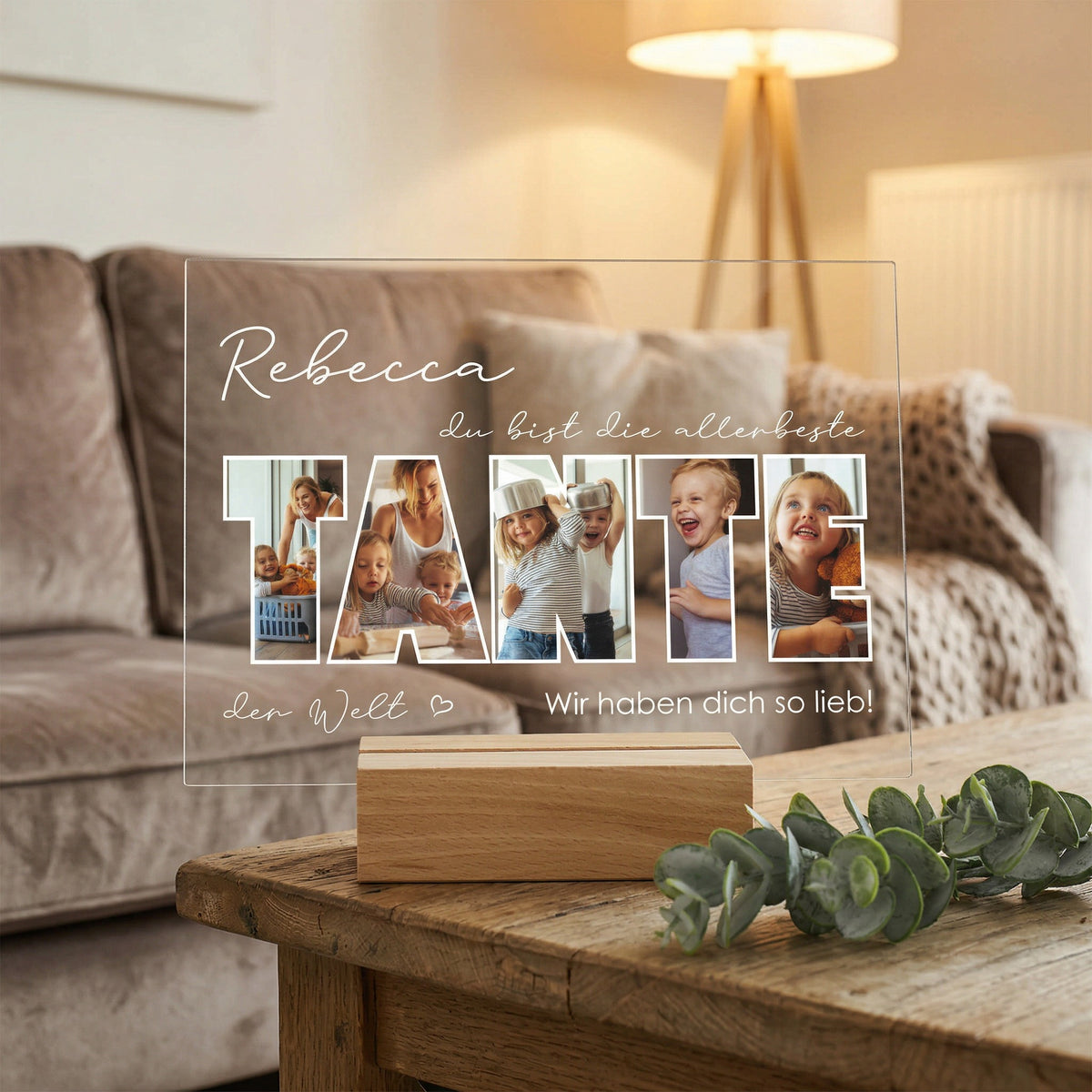 Acrylglas Geschenk für Tante mit Fotocollage im Wort „Tante“ und liebevoller Botschaft auf Couchtisch dekoriert
