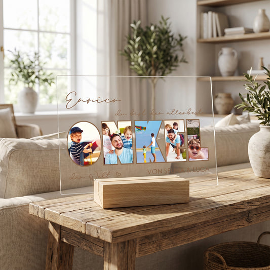 Acrylglas Geschenk für Onkel mit Fotocollage im Wort „Onkel“ und individueller Widmung, dekoriert im hellen Wohnzimmer