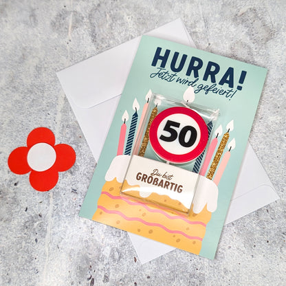 Geburtstagskarte mit Verkehrszeichen-Kerze – Variante „50“ auf hellem Untergrund