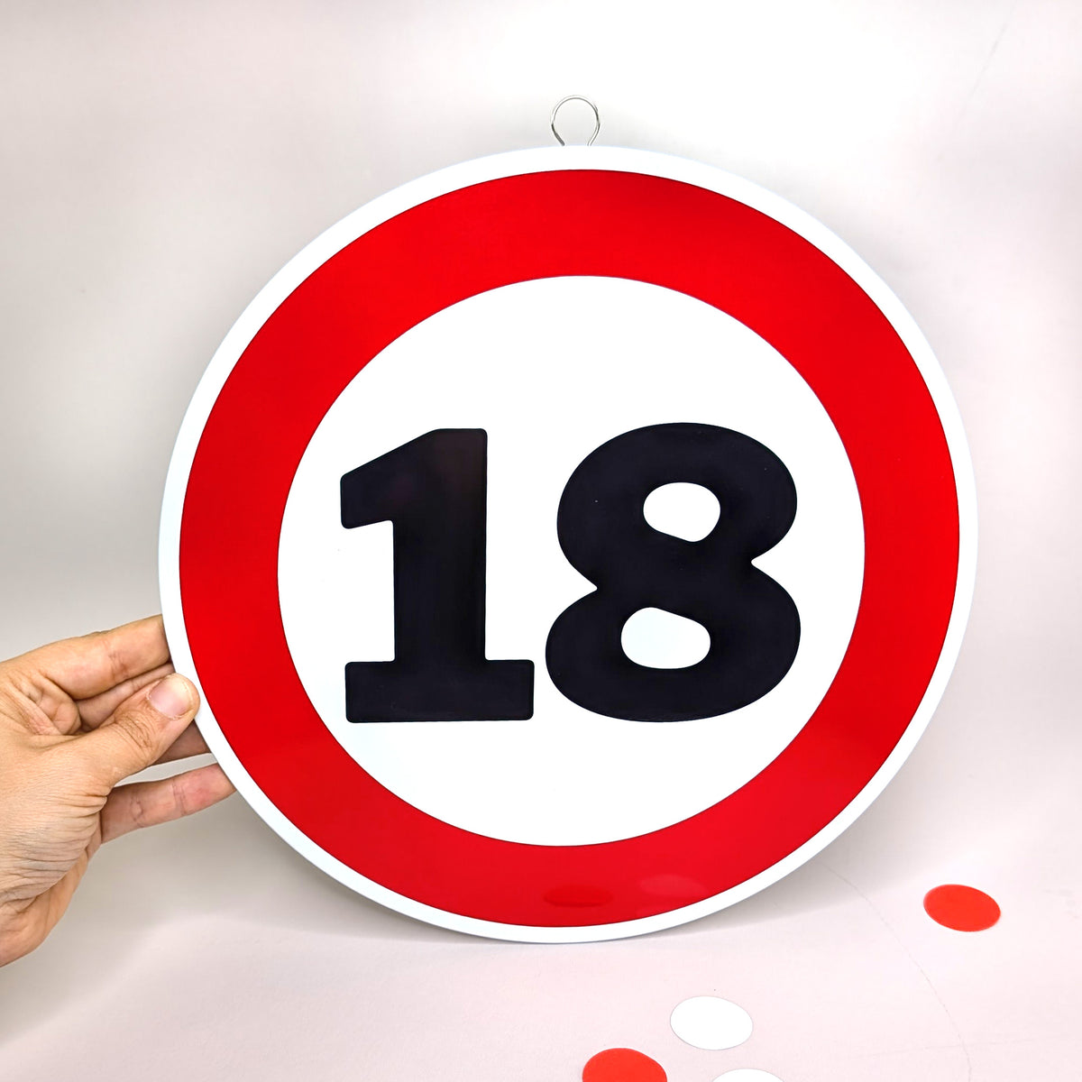 Rundes Blechschild zum Geburtstag & Jubiläum 25 cm im Verkehrsschild Design - Variante 18 von Hand gehalten