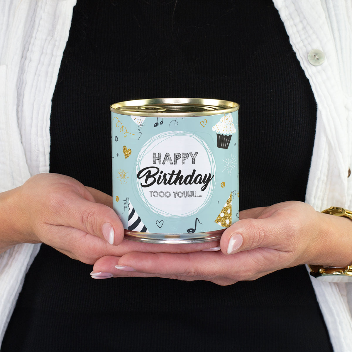Dosenkuchen Brownie mit Happy Birthday tooo youuu Motiv und saftigem Schokoladen Brownie auf weißem Hintergrund