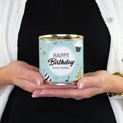 Dosenkuchen Brownie mit Happy Birthday tooo youuu Motiv und saftigem Schokoladen Brownie auf weißem Hintergrund