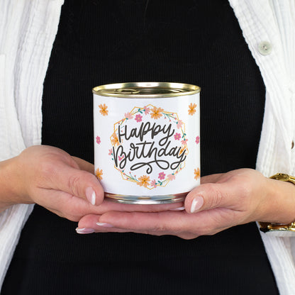 Dosenkuchen Brownie mit Happy Birthday Blumenmotiv in den Händen als Geschenk für Arbeitskolleginnen
