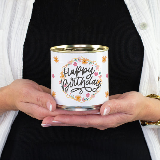 Dosenkuchen Brownie mit Happy Birthday Blumenmotiv in den Händen als Geschenk für Arbeitskolleginnen