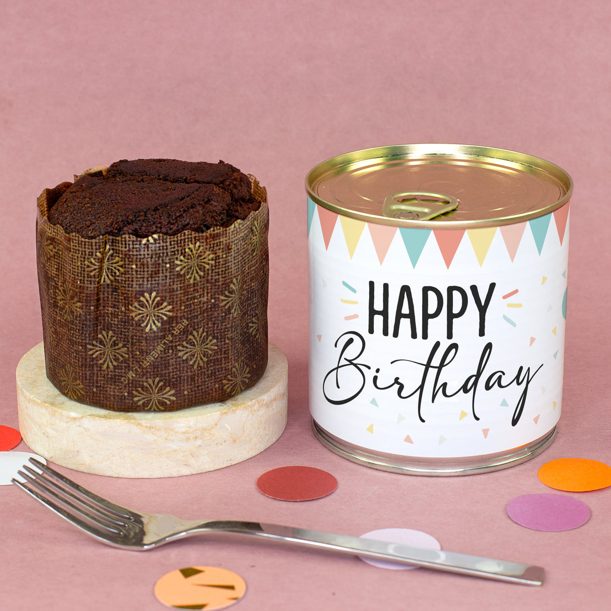 Schokoladen Brownie Kuchen in der Dose zum Geburtstag mit Happy Birthday Motiv und Brownie auf rosa Hintergrund
