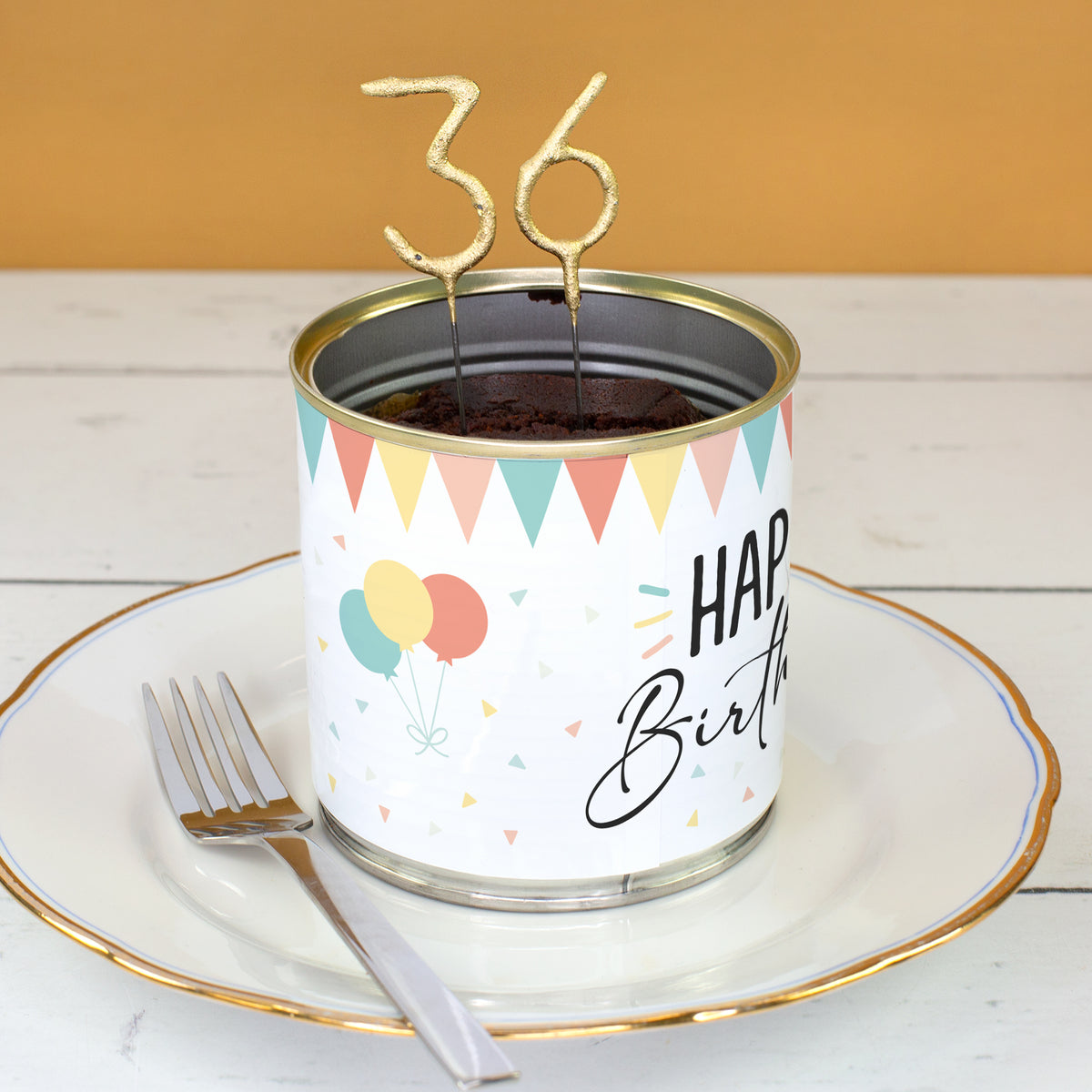 Schokoladen Brownie in der Dose mit Happy Birthday Motiv, Wimpelgirlande und Zahlenkerze 36