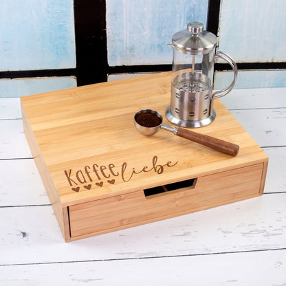 Kaffeestation aus Bambus mit Schublade und lasergraviertem Kaffeeliebe Motiv mit French Press