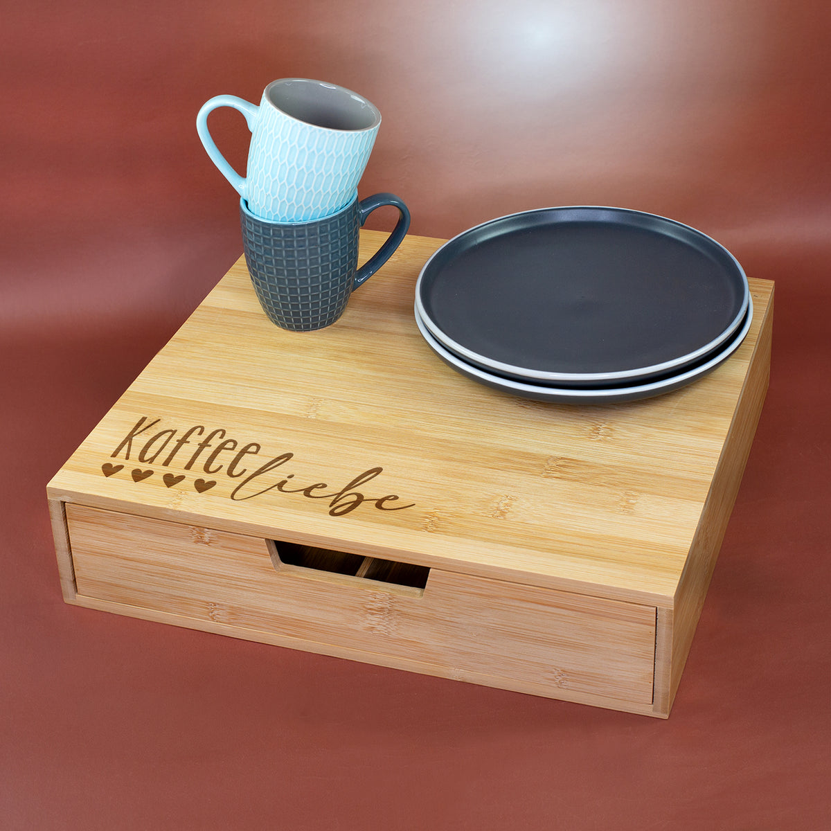 Bambus Kaffeestation mit Kaffeeliebe Gravur als Ablage für Tassen und Geschirr