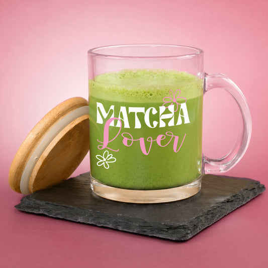 Glastasse mit Matcha Lover Aufdruck auf Schieferplatte mit Bambusdeckel