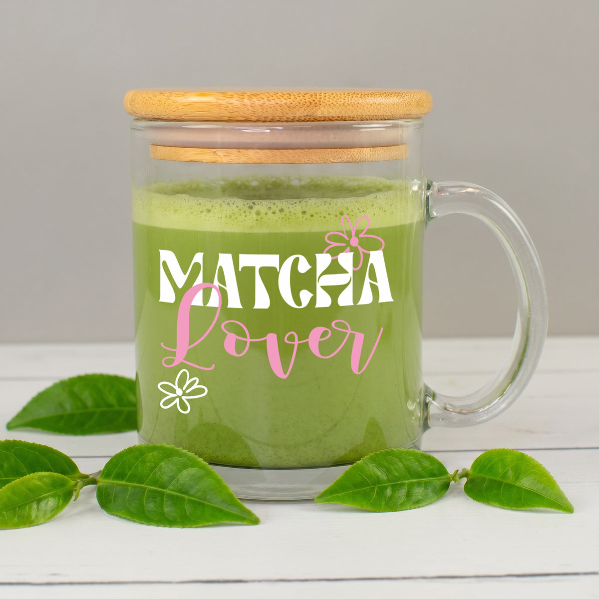 Glastasse mit Bambusdeckel und Aufdruck Matcha Lover, gefüllt mit grünem Matcha