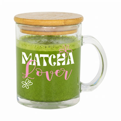 Freigestellte Matcha Lover Glastasse mit Bambusdeckel und transparentem Henkel