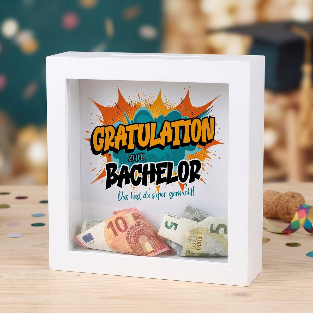 Bilderrahmen-Spardose „Gratulation zum Bachelor“ mit Geldschein und Münzen hinter Glas