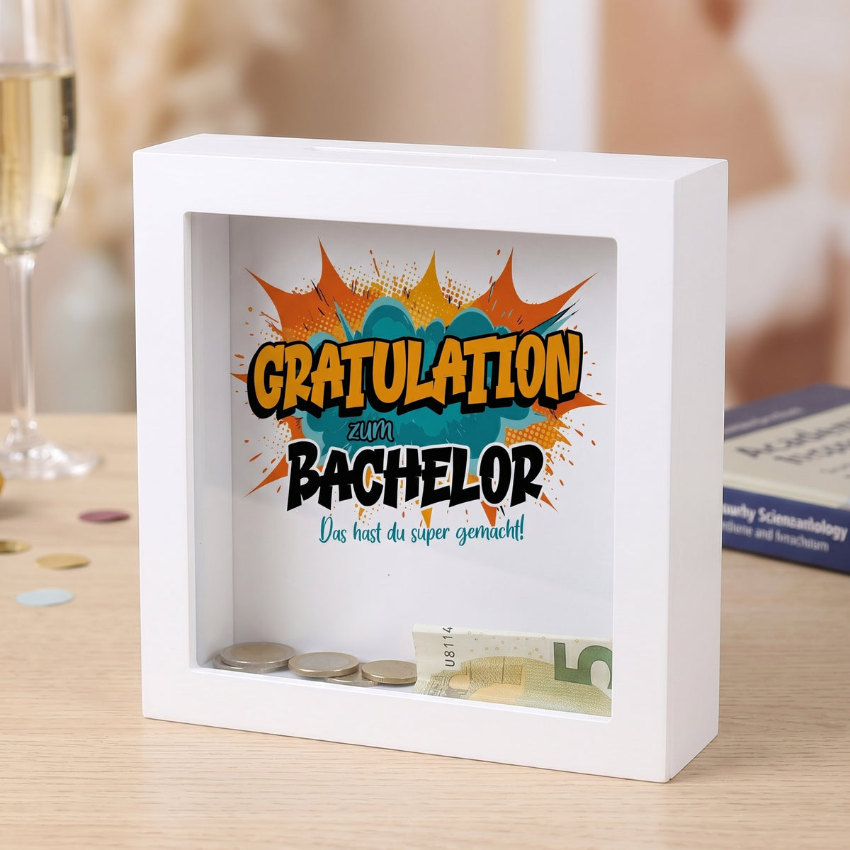 Bilderrahmen-Spardose „Gratulation zum Bachelor“ mit Geldschein und Münzen hinter Glas