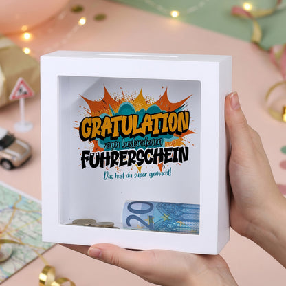 Weiße Spardose im Bilderrahmen-Design als Geldgeschenk zum bestandenen Führerschein