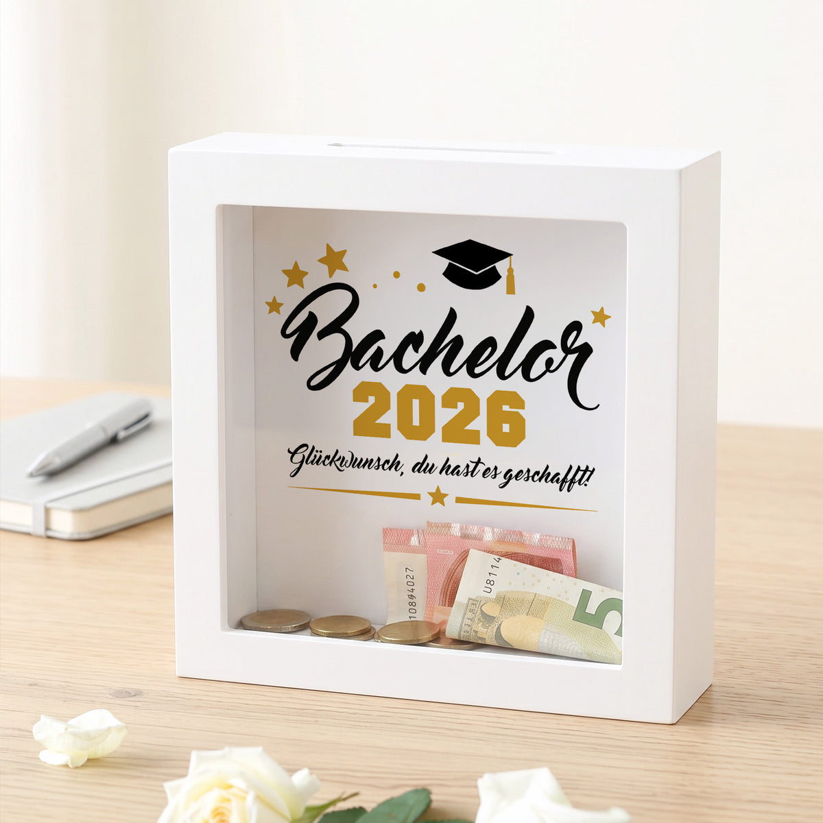 Bilderrahmen-Spardose „Bachelor 2026“ mit Geldschein und Münzen hinter Glas