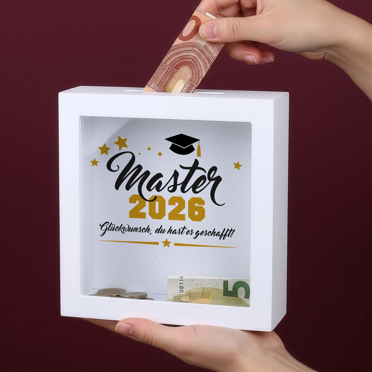 Geldgeschenk-Spardose „Master 2026“ im weißen Bilderrahmen mit dekorativem Abschlussdesign