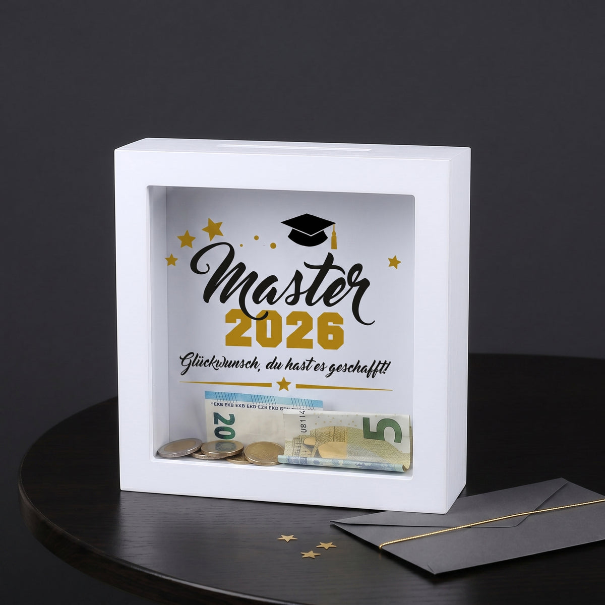 Geldgeschenk-Spardose „Master 2026“ im weißen Bilderrahmen mit dekorativem Abschlussdesign