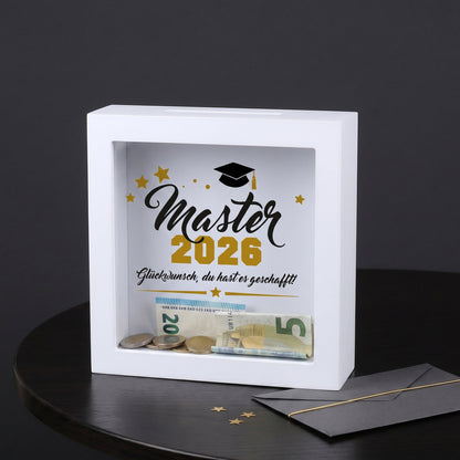 Geldgeschenk-Spardose „Master 2026“ im weißen Bilderrahmen mit dekorativem Abschlussdesign