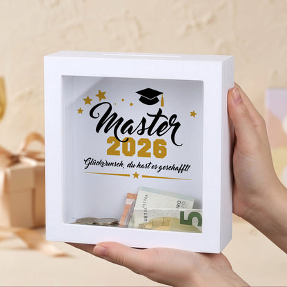 Geldgeschenk-Spardose „Master 2026“ im weißen Bilderrahmen mit dekorativem Abschlussdesign