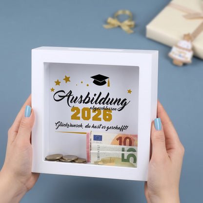 Bilderrahmen-Spardose „Ausbildung abgeschlossen 2026“ mit Geldschlitz und Geldschein als Geschenk zur bestandenen Ausbildung