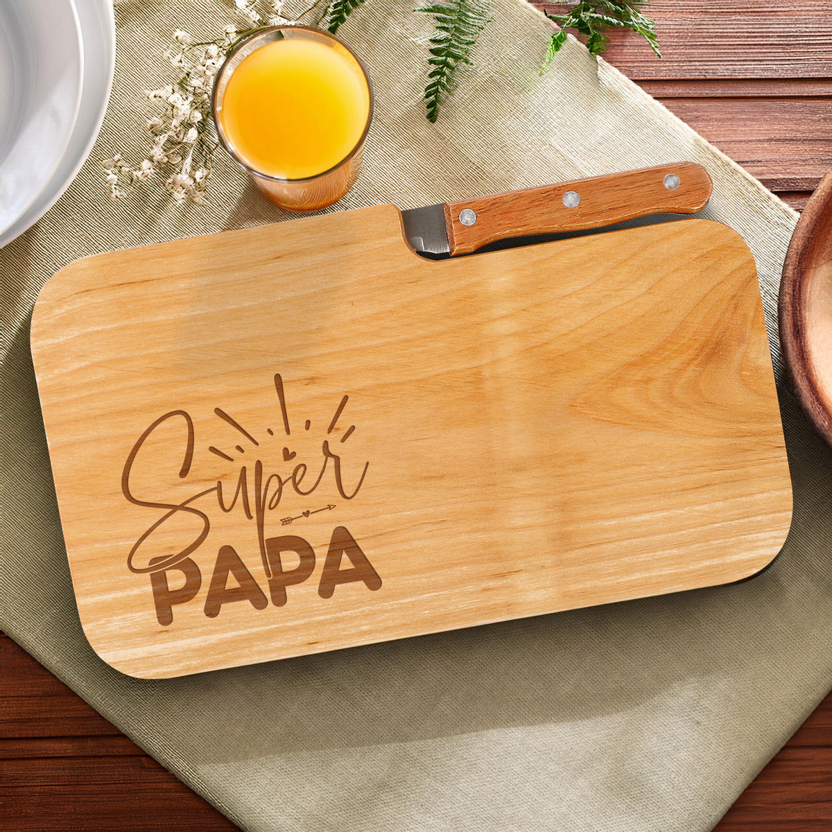 Frühstücksbrettchen aus Holz mit Gravur Super Papa und integriertem Messer