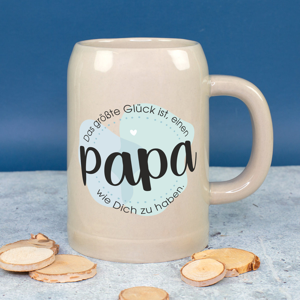 Kleiner Bierkrug für Papa mit Spruch auf blauem Hintergrund
