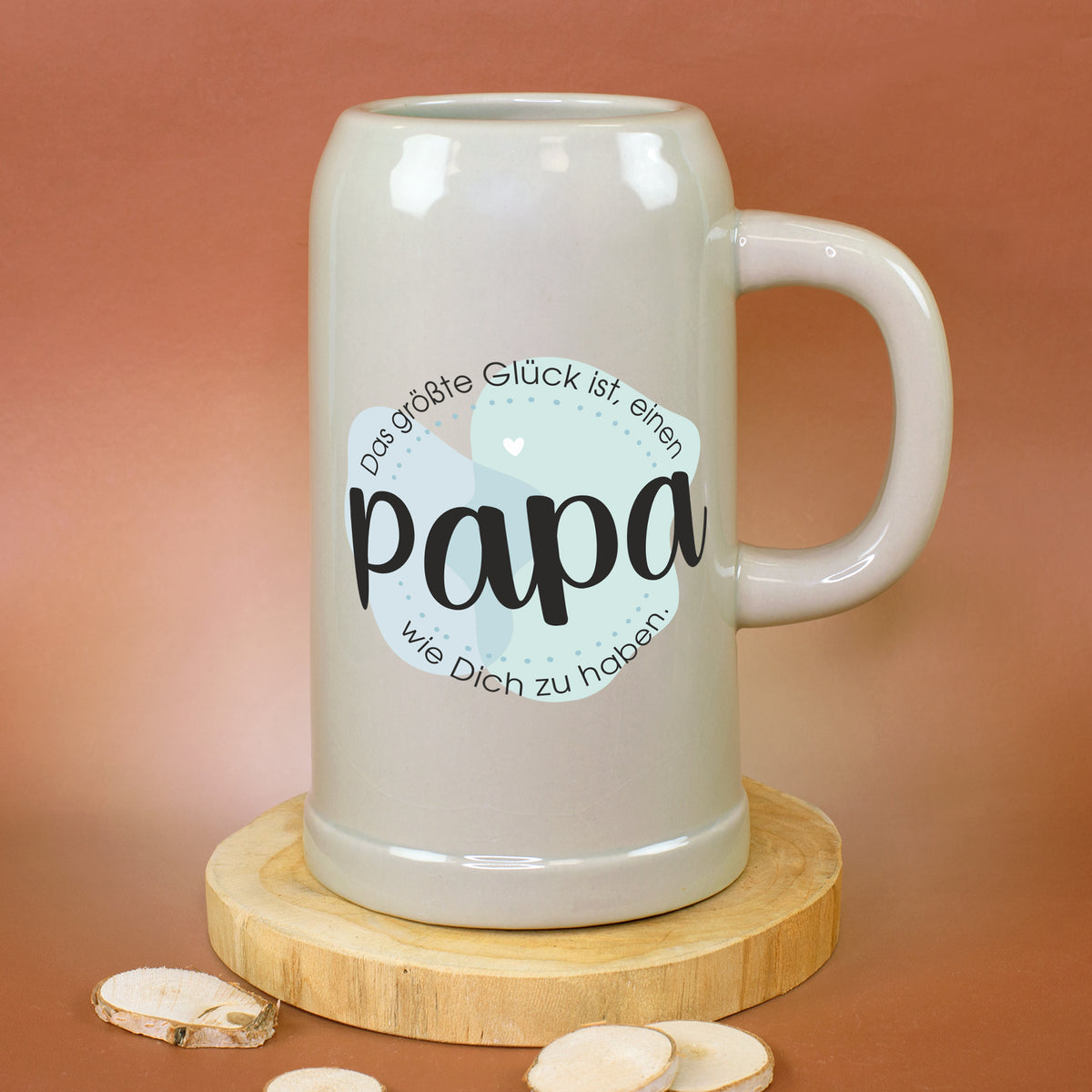 Großer Papa Bierkrug aus Keramik mit Spruch auf Holzscheibe