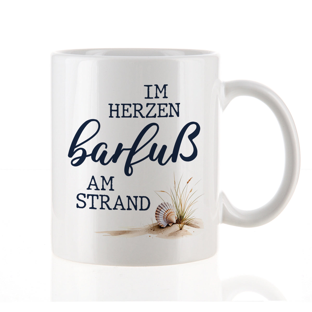 Weiße Tasse mit Spruch „Im Herzen barfuß am Strand“ freigestellt