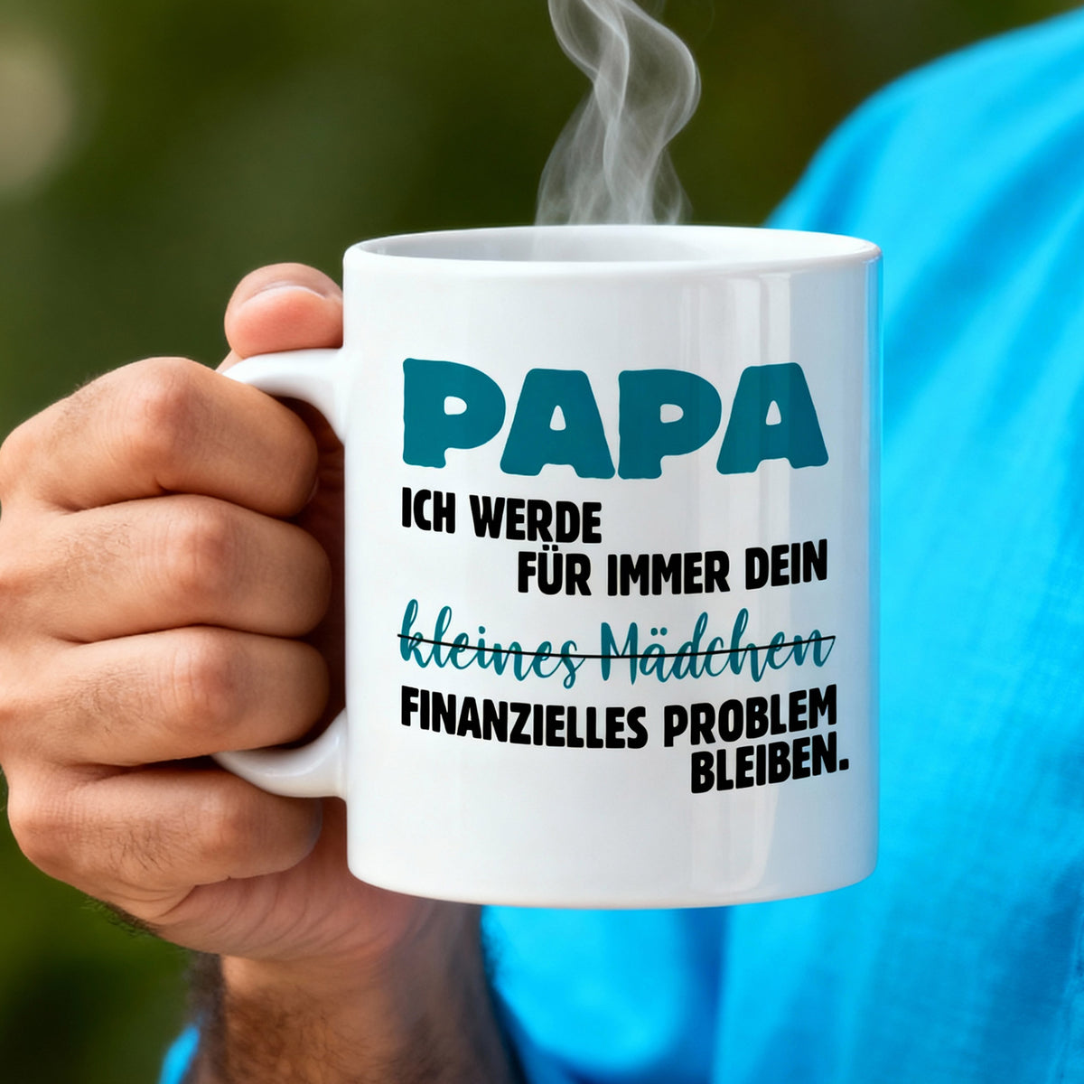 Detailaufnahme der Tasse mit Papa Spruch, gehalten in der Hand, dampfender Kaffee sichtbar