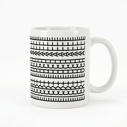 Freigestellte Produktansicht der Keramiktasse mit verstecktem Schriftzug und grafischem Muster