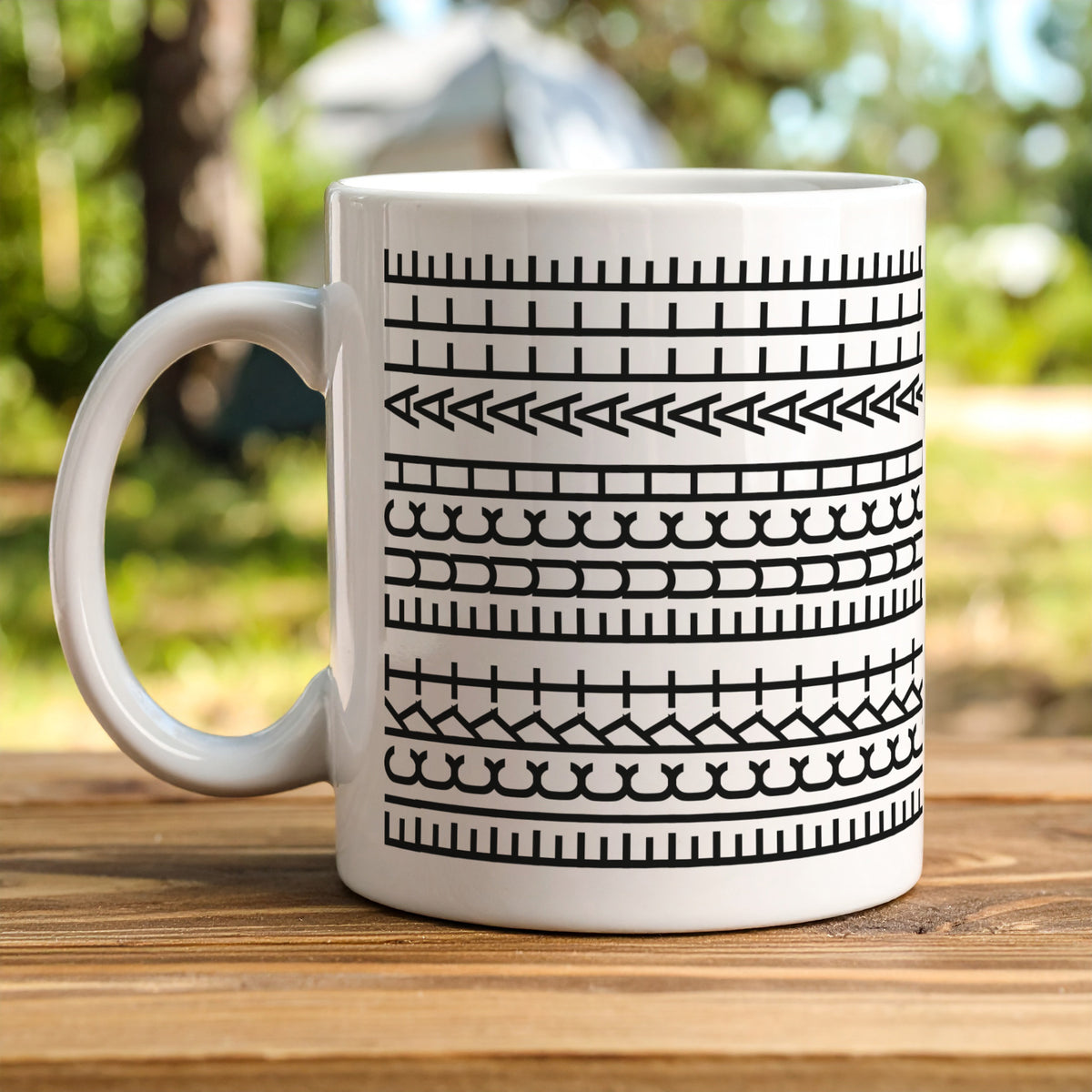 Keramiktasse mit versteckter Botschaft auf Holztisch im Außenbereich