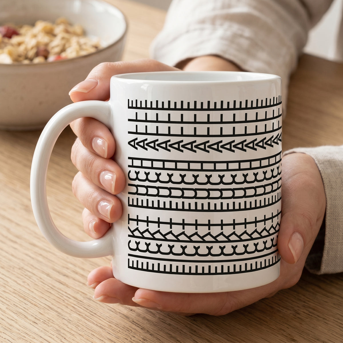Lustige Tasse mit verstecktem Schriftzug wird in beiden Händen gehalten