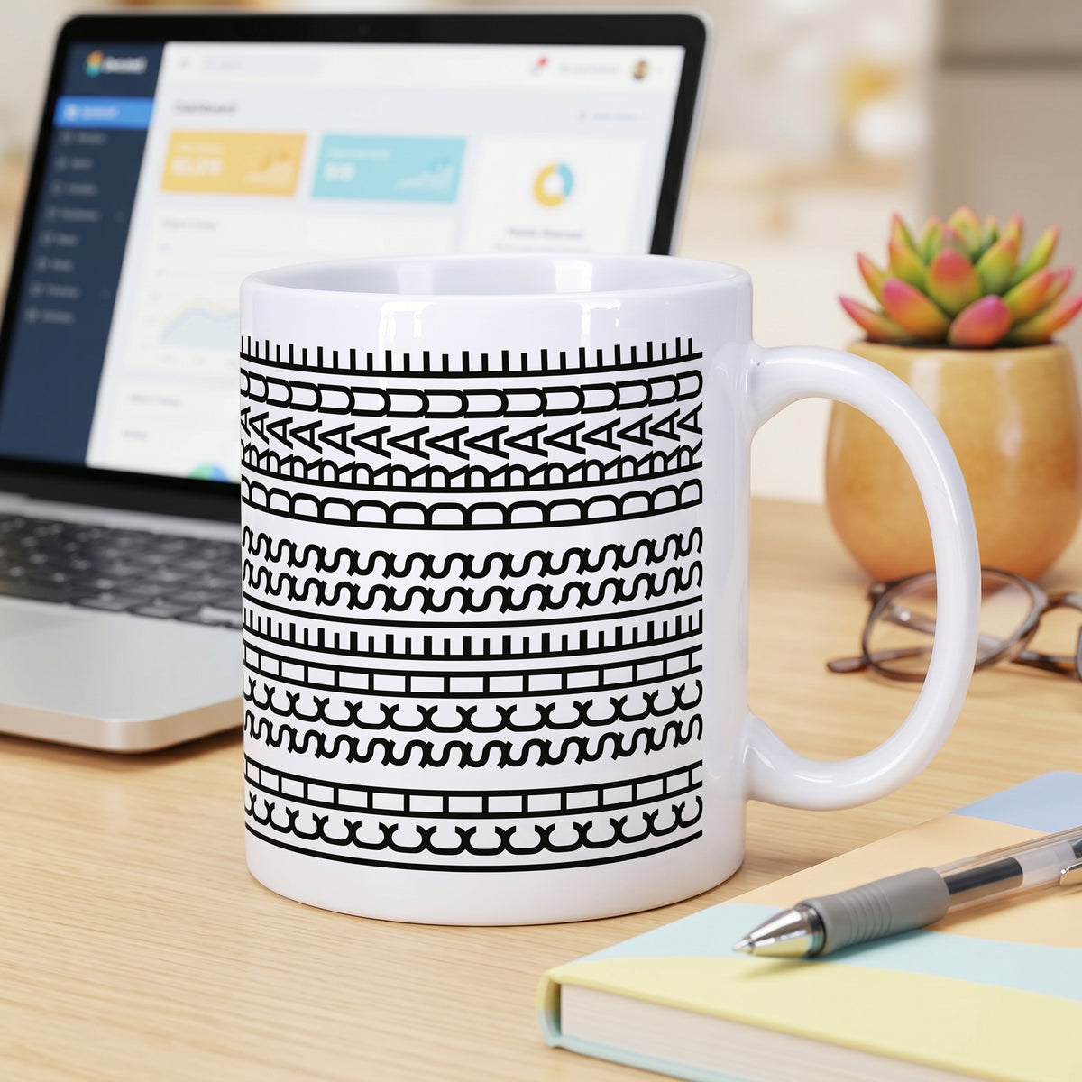 Tasse mit versteckter Botschaft auf Schreibtisch neben Laptop und Notizbuch